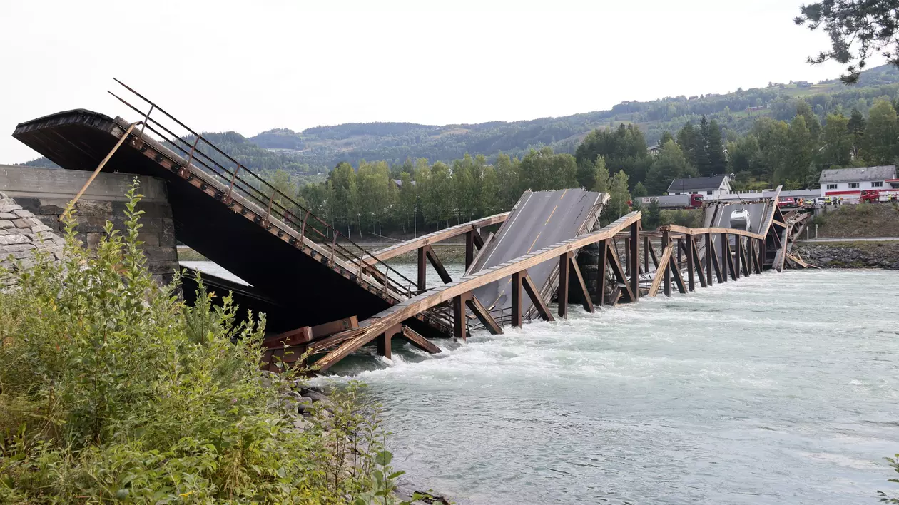 Un pod de lemn din Norvegia s-a prăbușit, în timp ce era traversat de două mașini. „Complet ireal, este un pod destul de nou”