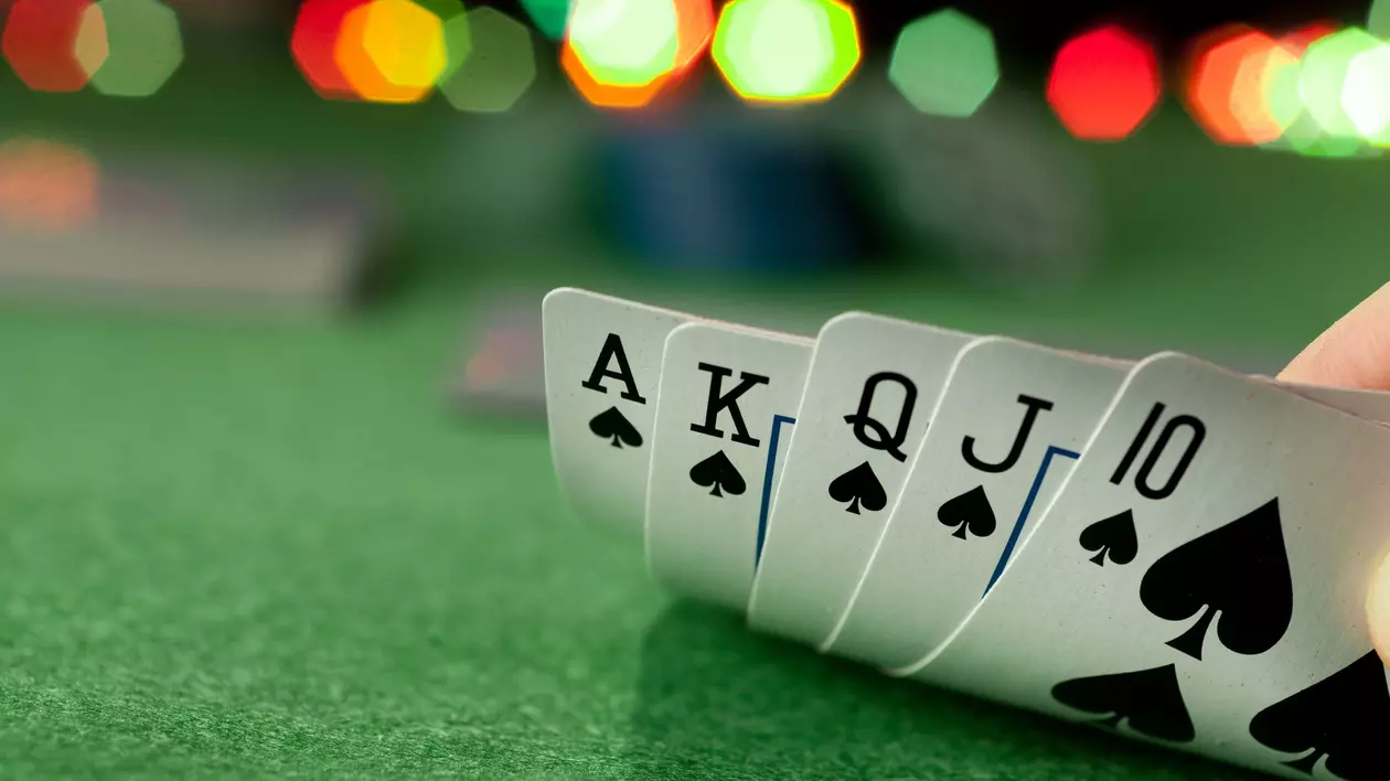 Cum se joacă poker – regulile de bază - Imagine cu o cvintă royală