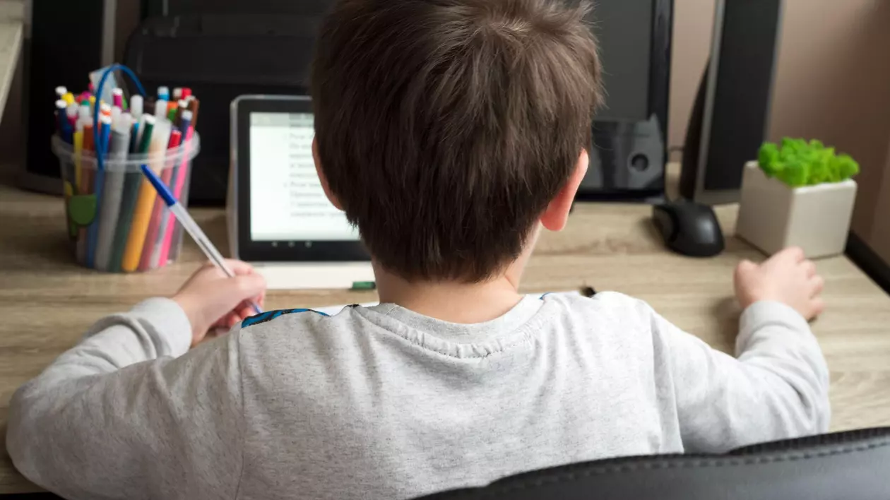 Lupta familiei unui elev cu școala care l-a lăsat repetent pentru că nu a putut participa la orele online, deși ceruse ajutor