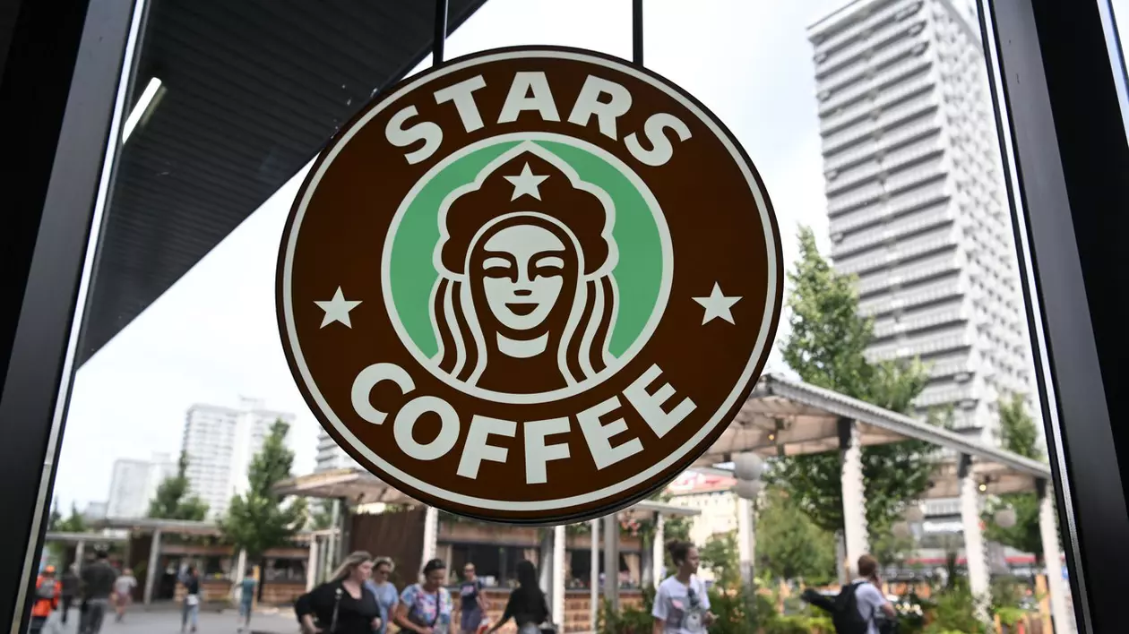 Starbucks "de Rusia" a deschis primul magazin în Moscova. Ce apare pe noul logo al lanțului de cafenele, preluat de un rapper pro-Kremlin