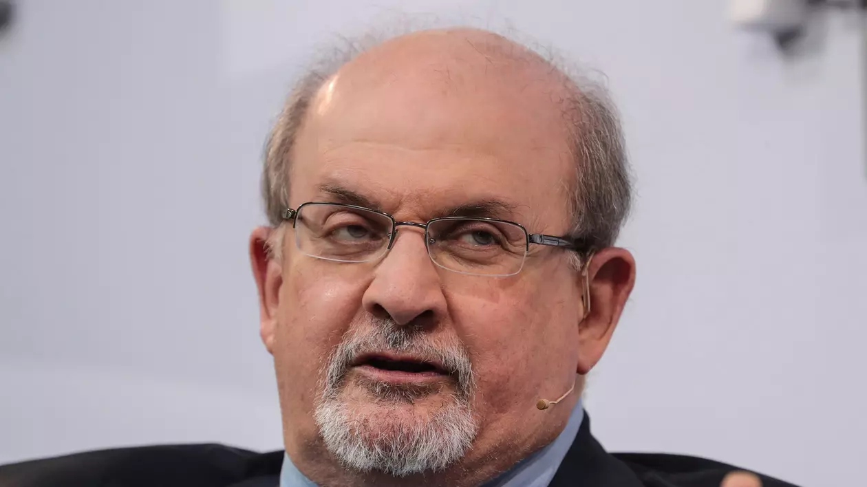 Salman Rushdie ar trebui să primească Premiul Nobel pentru Literatură, spune un filosof francez