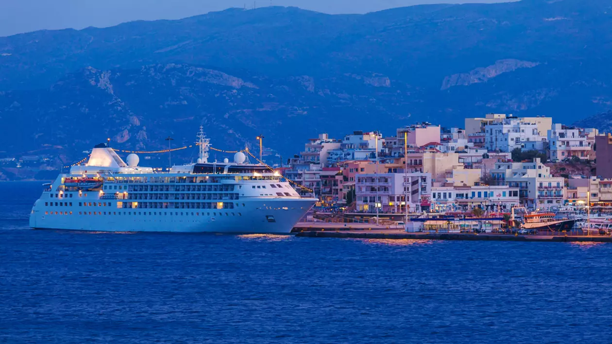 Cele mai mari vase de croazieră din lume - Imagine cu un vas de crozieră în largul staţiunii Agios Nikolaos din Creta