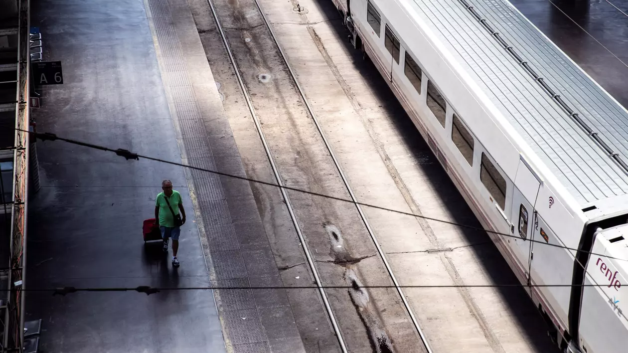 Presa spaniolă scrie că un român a fost reținut după blocarea circulației trenurilor de mare viteză. Ambasada română de la Madrid neagă