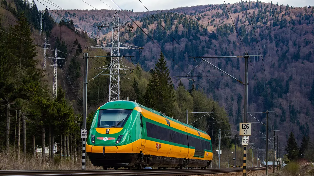 Un bărbat a leşinat de două ori din cauza căldurii, într-un tren de pe ruta Braşov – Bucureşti. Garnitura era arhiplină, iar controlorii încă tăiau bilete