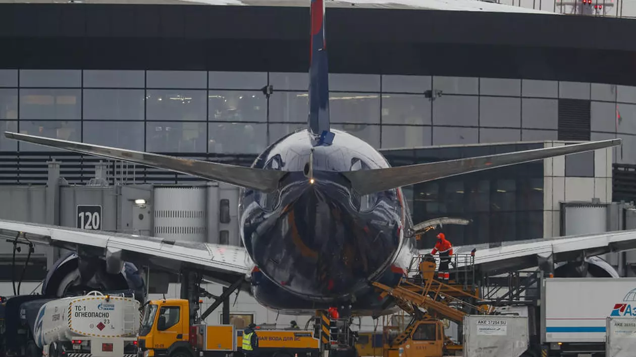 Reuters: Rusia dezmembrează avioane pentru a avea piese de schimb