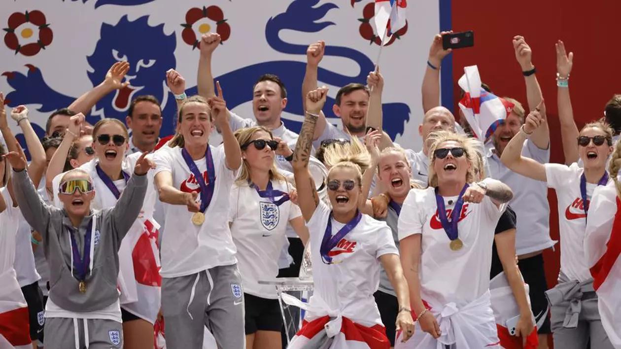Colosală diferența financiară între fotbalul feminin și cel masculin. Un jucător mediu din Premier League câștigă într-o săptămână cât ia o jucătoare în doi ani!