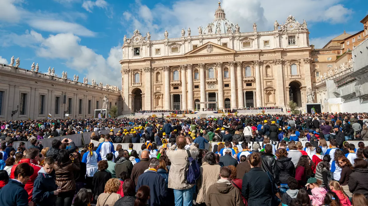 Cum se alege Papa - Imagine cu Piazza San Pietro plină de credincioşi