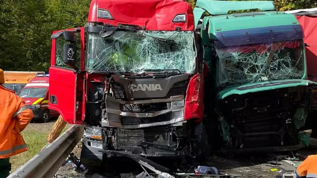 Șofer de TIR mort pe loc, după ce a intrat pe contrasens într-un alt camion, pe o șosea de munte din Neamț