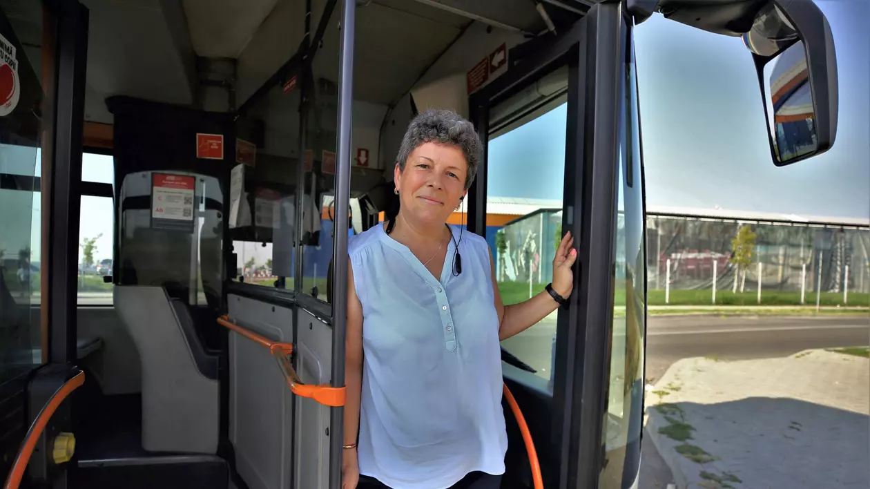 REPORTAJ. Cu autobuzul prin București, alături de una dintre cele trei femei din peste 3.000 de șoferi ai STB: „De mică mă visam la volan. Și jucam fotbal”