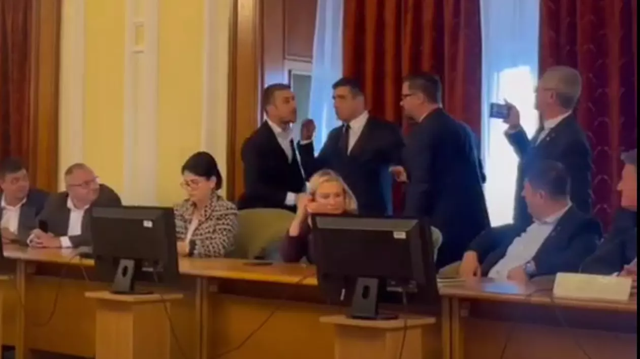 Gabriel Zetea (PSD) şi George Simion (AUR), aproape de bataie în Parlament la dezbaterea privind majorarea salariilor demnitarilor. Captură video: Info Sud-Est