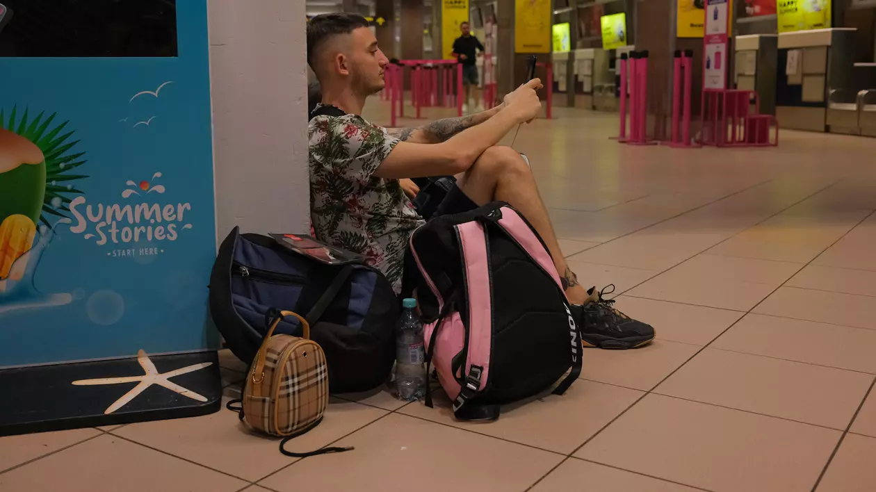 Cum arăta Aeroportul Otopeni la finalul unei zile de haos și incertitudine pentru călătorii Blue Air