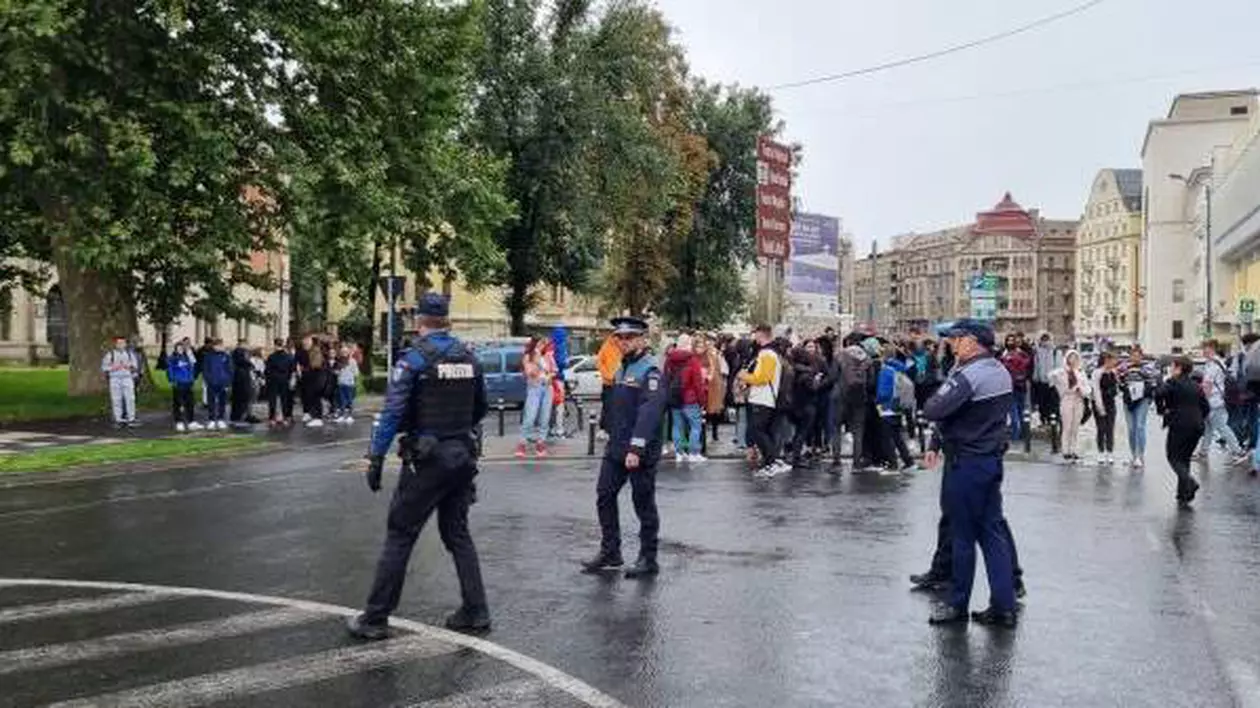 Alertă falsă cu bombă la un liceu din Timişoara. Peste 600 de elevi și profesori au fost evacuați