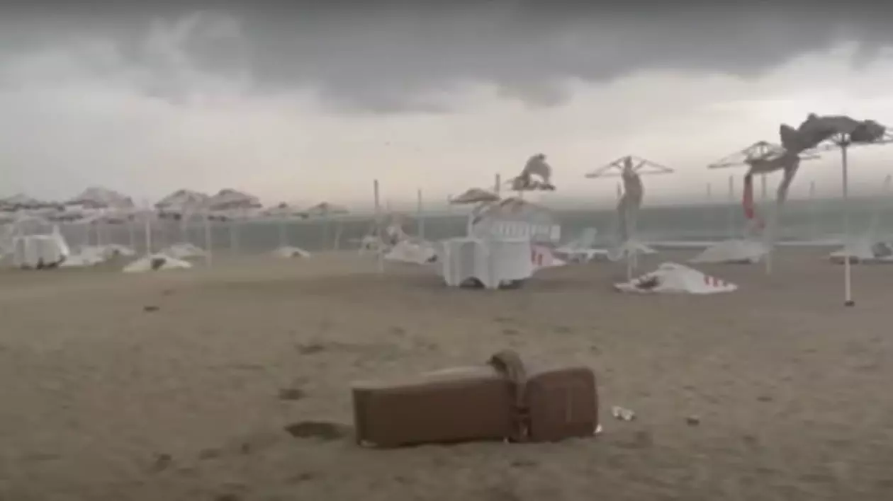 Furtună puternică pe litoralul bulgăresc. Copaci doborâți, acoperișuri smulse și iahturi împinse în larg