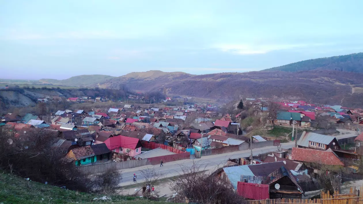 Într-un cartier sărac din Brașov, coletele nu sunt livrate pentru că „sunt țigani răi acolo”. Situația în care a fost pusă învățătoarea școlii
