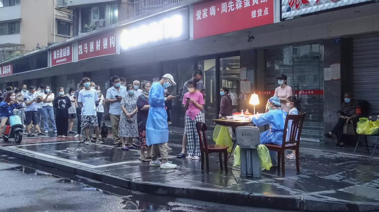 „Vor să murim cu toții?” Disperarea oamenilor dintr-un oraș chinez carantinat, lovit de caniculă, cutremur și penurie de alimente