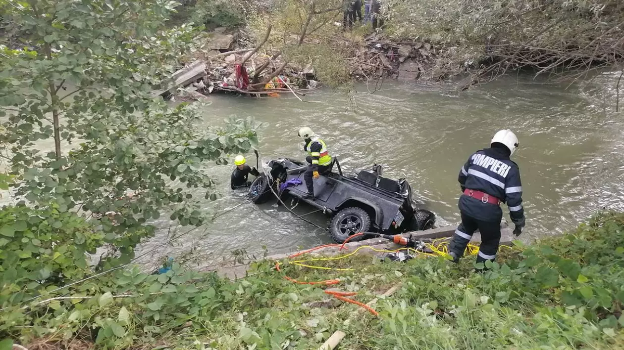 Doi bărbați au murit după ce maşina în care se aflau a căzut în râul Bistriţa