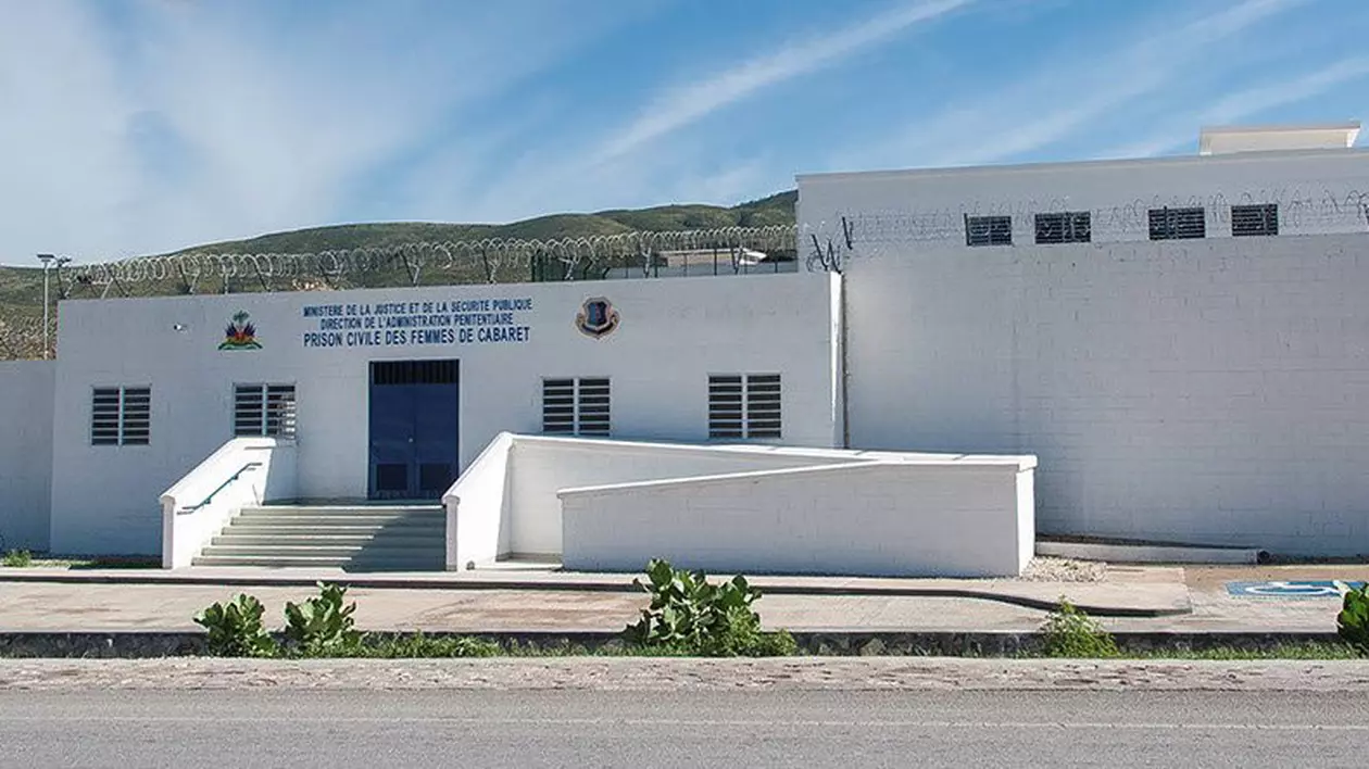 Deținutele dintr-o închisoare din Haiti au evadat în masă, după ce i-au imobilizat pe agenții de pază