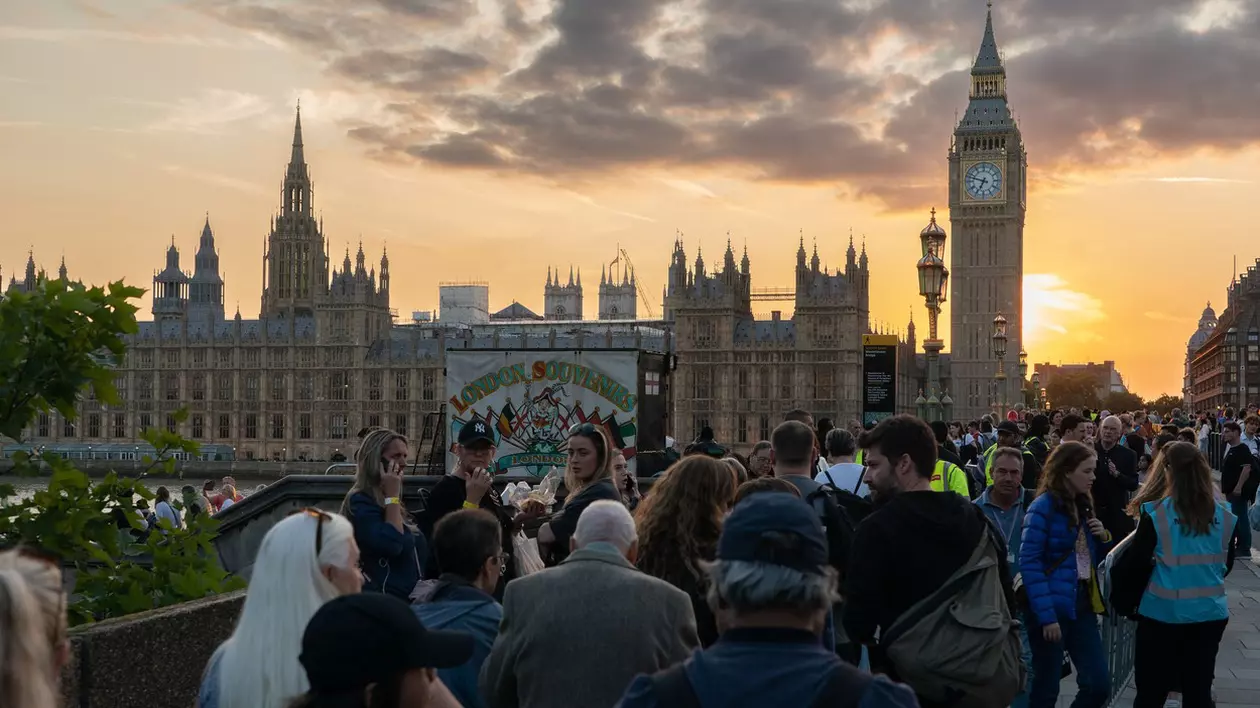 FOTO: Coadă de câțiva kilometri, în Londra, formată de britanicii care vor să-și aducă omagiile reginei