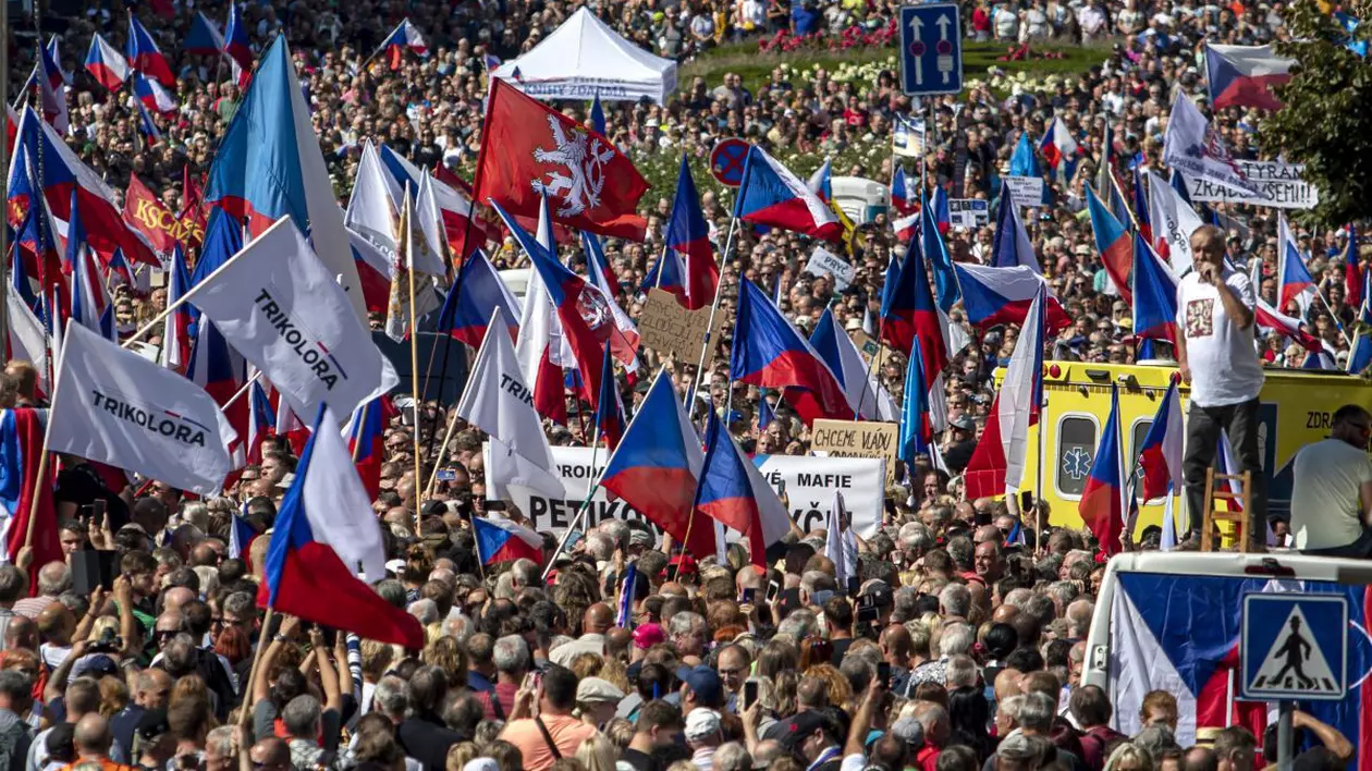 Protest masiv în Praga față de Guvern, UE și NATO. Premierul susține că manifestația a fost „convocată de forțe pro-ruse”