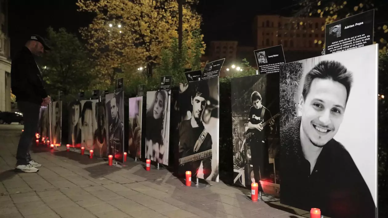 Marș în memoria victimelor de la Colectiv. Fotografiile tinerilor care au murit au fost așezate în fața Parchetului