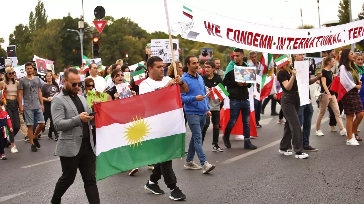 Protest de solidaritate cu femeile din Iran, în Bucureşti: „Mahsa Amini, moartea ta nu trebuie uitată!"