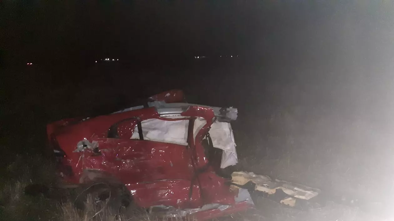 Mașină ruptă în două de un camion plin cu cartofi, în Prahova. Un tânăr de 25 de ani a murit pe loc