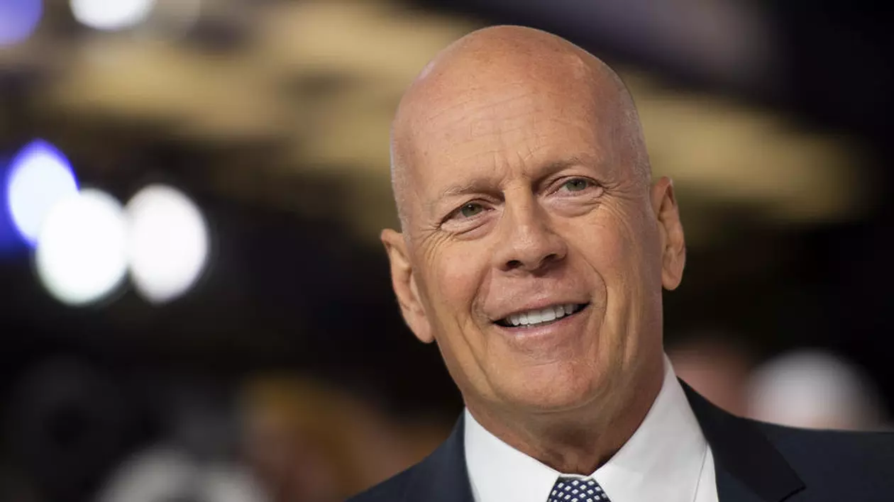 Bruce Willis va reveni în filme cu ajutorul unei dubluri digitale. S-a retras din actorie după ce a fost diagnosticat cu o boală care îi afectează vorbirea