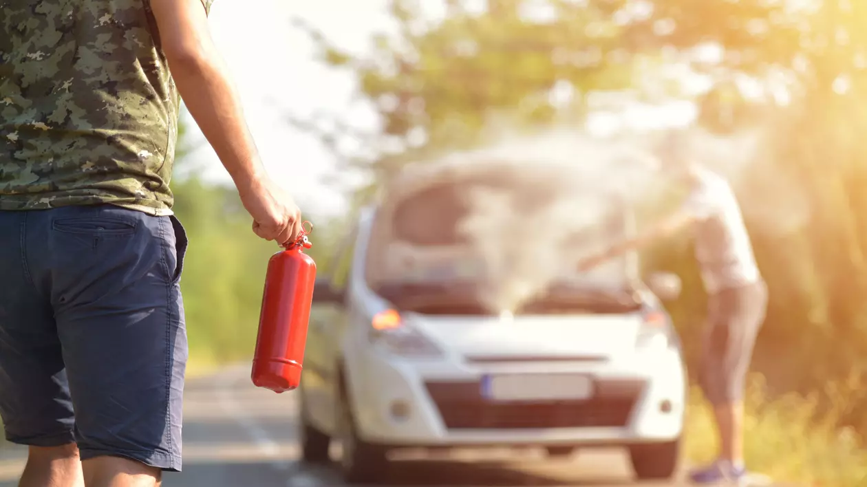 Ce să faci dacă îţi ia foc maşina.