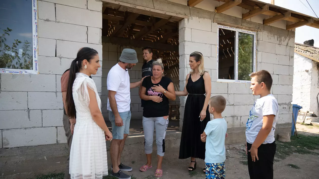 Povestea emoționantă a unei mame cu trei copii de la „Visuri la cheie”. Locuiesc într-un grajd: „Au început bătăile tot mai des”