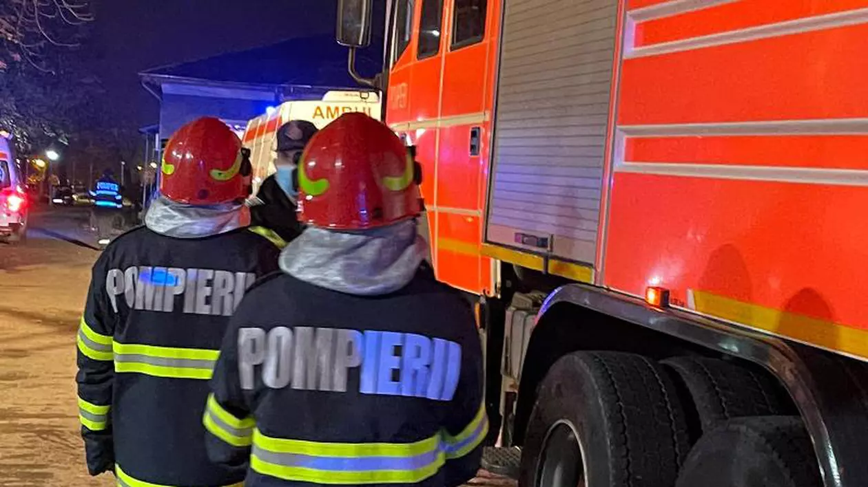 Incendiu la un bloc din Deva. Mai mulți locatari au fost evacuați, dintre care doi intoxicați cu fum