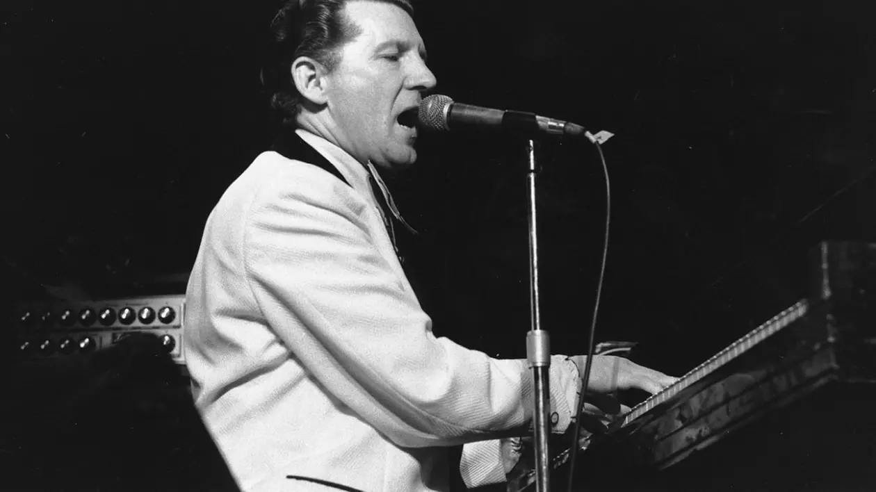 A murit legendarul pianist Jerry Lee Lewis, unul dintre ultimii supraviețuitori ai muzicii rock'n'roll, autor al hiturilor Great Balls of Fire și Whole Lotta Shakin' Goin' On din anii '50. Foto: Profimedia