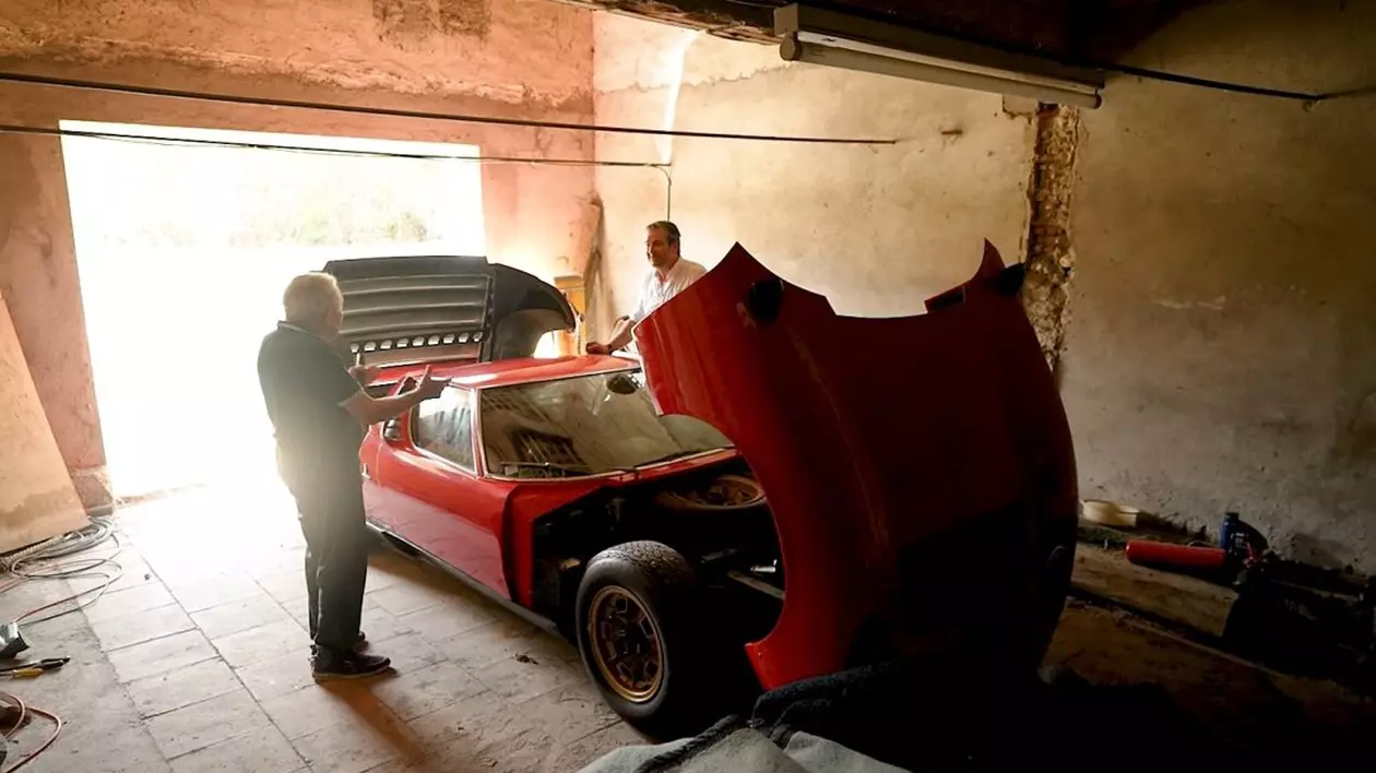 Primul model de supercar din istorie, „uitat” într-un garaj de 20 de ani, a fost scos la vânzare. Cât costă mașina fabricată acum 53 de ani
