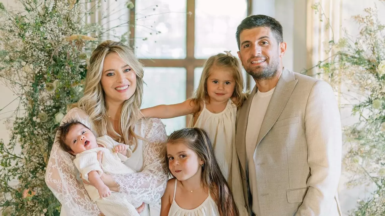 Laura Cosoi și familia