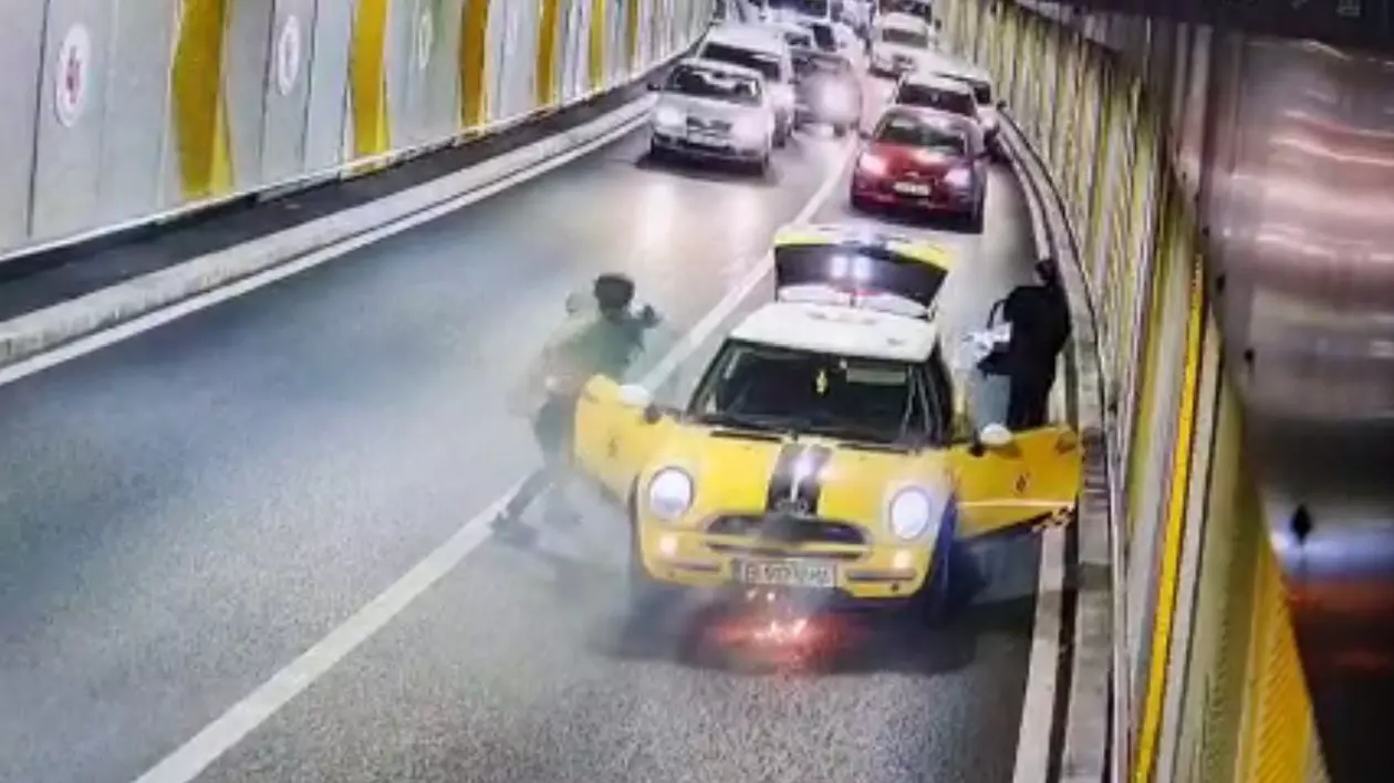 Momentul în care mașina a luat foc în Pasajul Unirii, surprins de camera de supraveghere. VIDEO