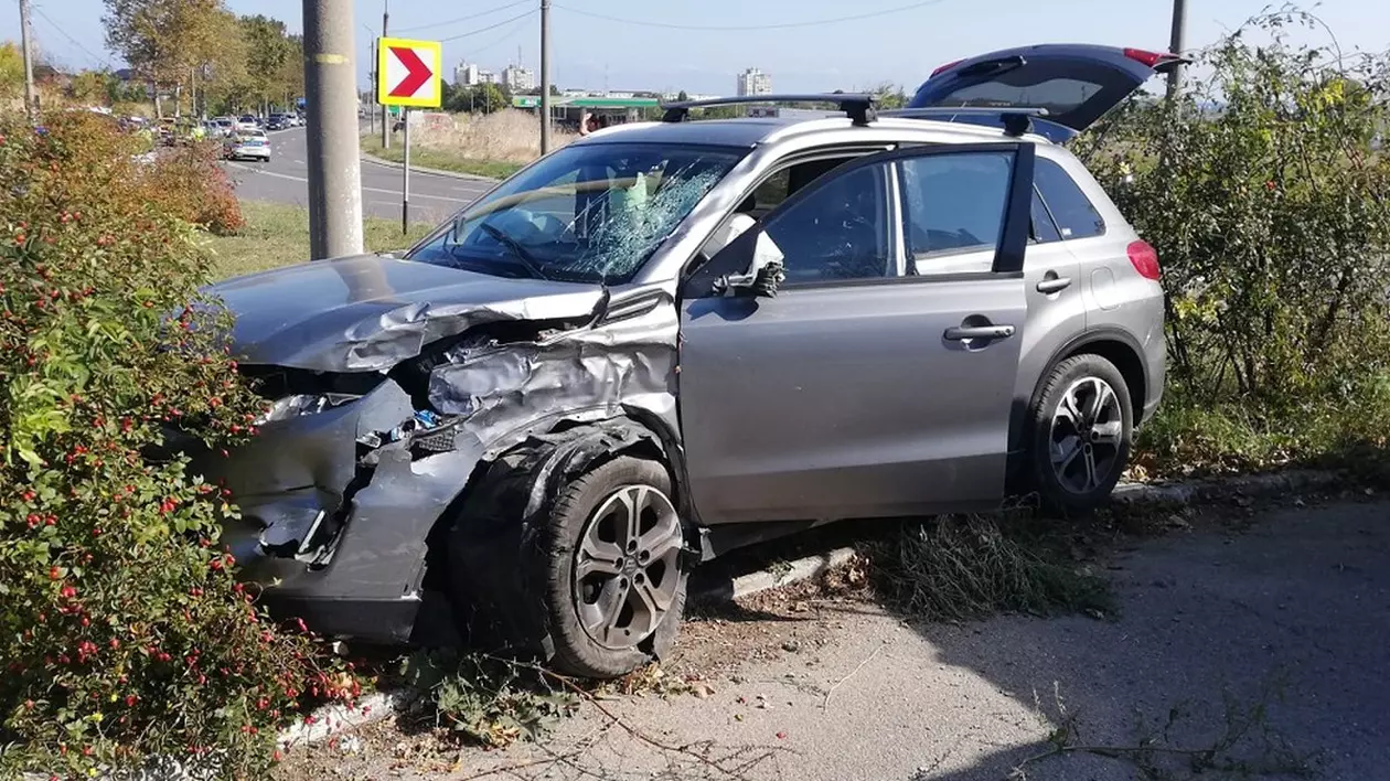 Masina fostului ministru Monica Macovei dupa accident. Foto: Realitatea Plus, g4media.ro