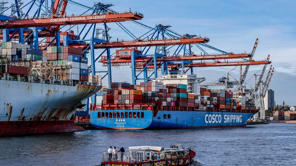 Germania aprobă controversata vânzare a unui terminal din portul Hamburg către grupul chinez Cosco