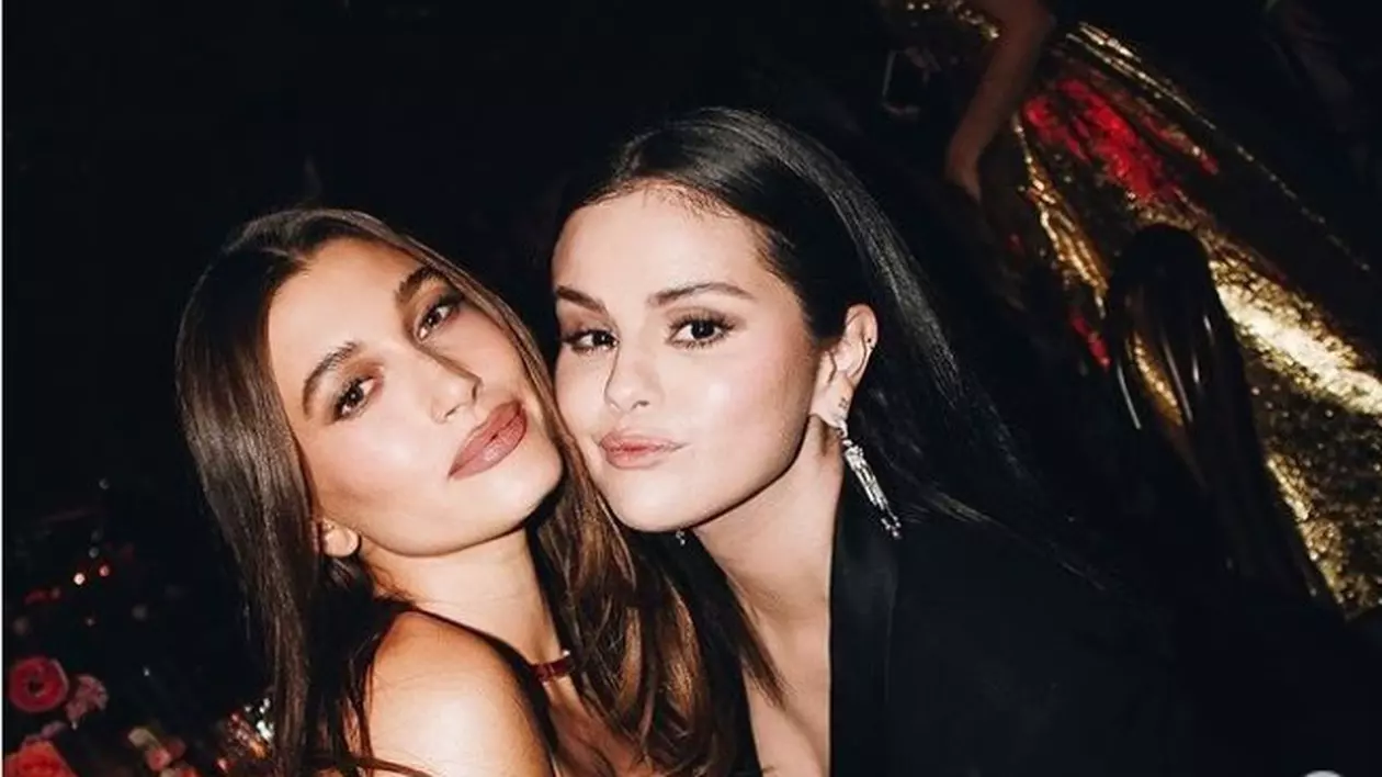 Selena Gomez și Hailey Bieber, împreună la același eveniment. Cum s-au pozat fosta iubită și actuala soție a lui Justin Bieber