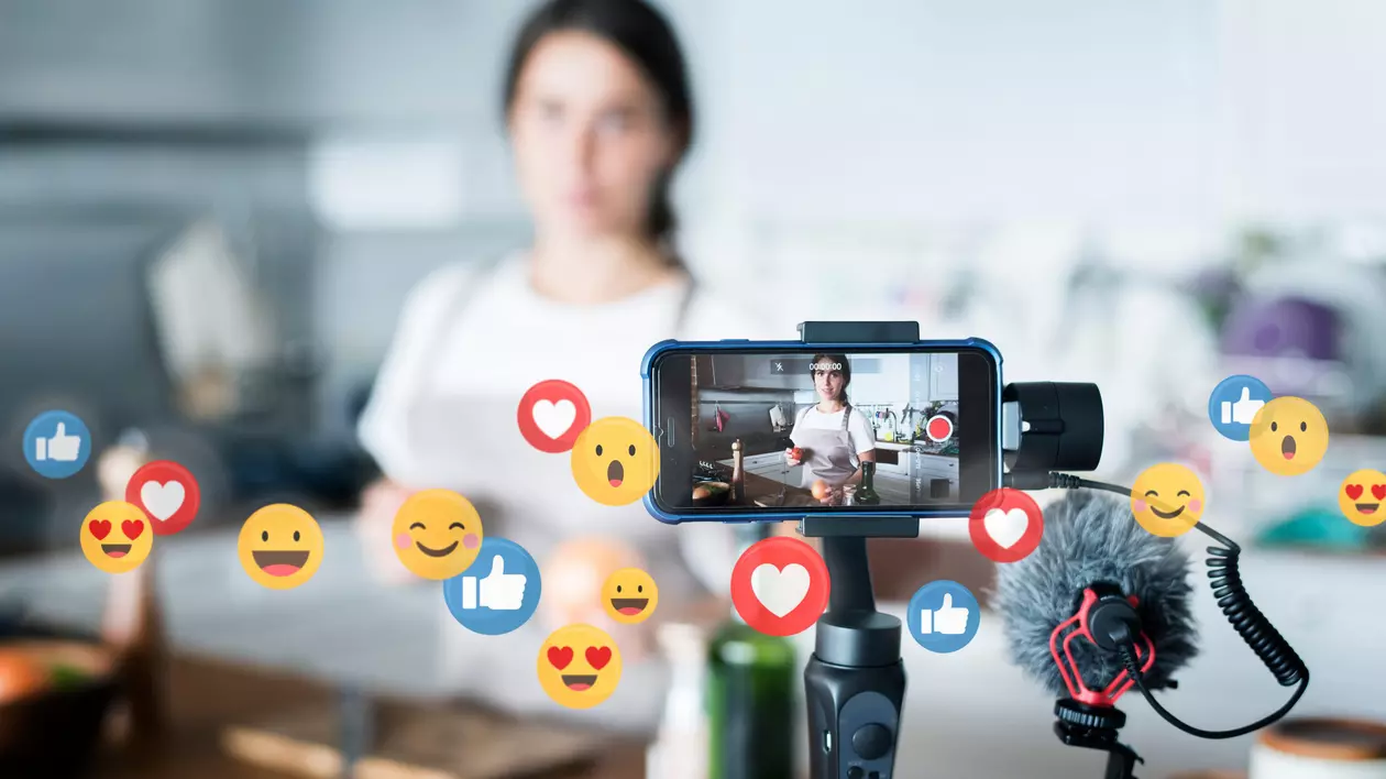 Prima universitate din România care pregătește influenceri. „E o adaptare necesară”