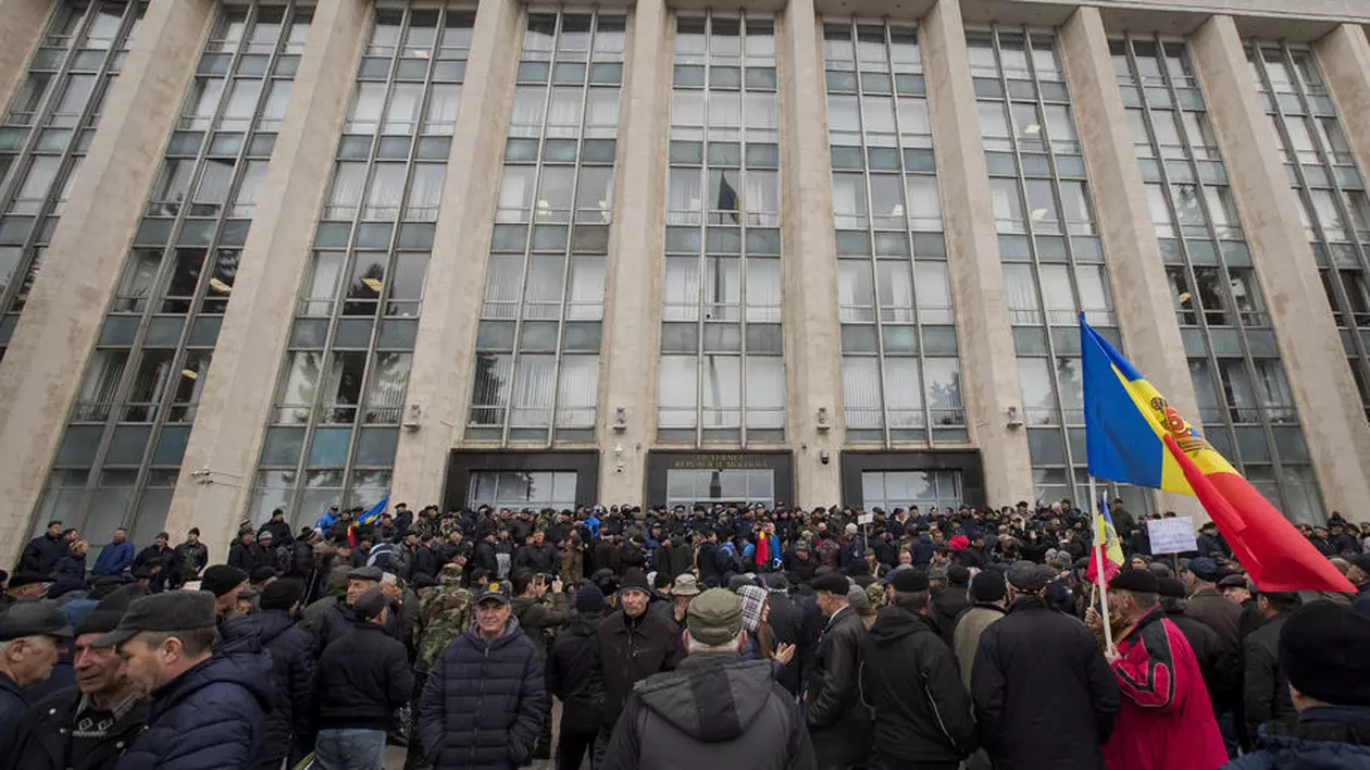 Ciocniri între protestatari și polițiști, la Chișinău, după ce autoritățile au interzis manifestațiile