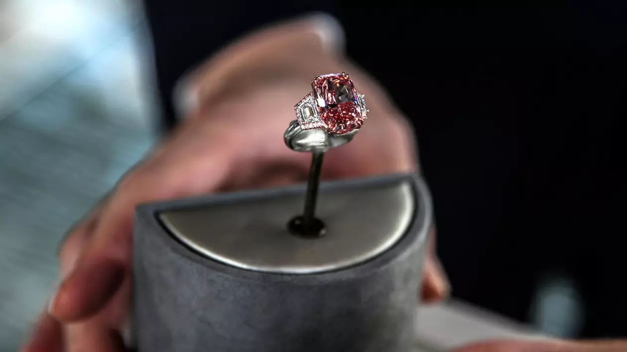 Un diamant extrem de rar, „roz viu”, vândut cu 453 de milioane de dolari la licitație în Hong Kong