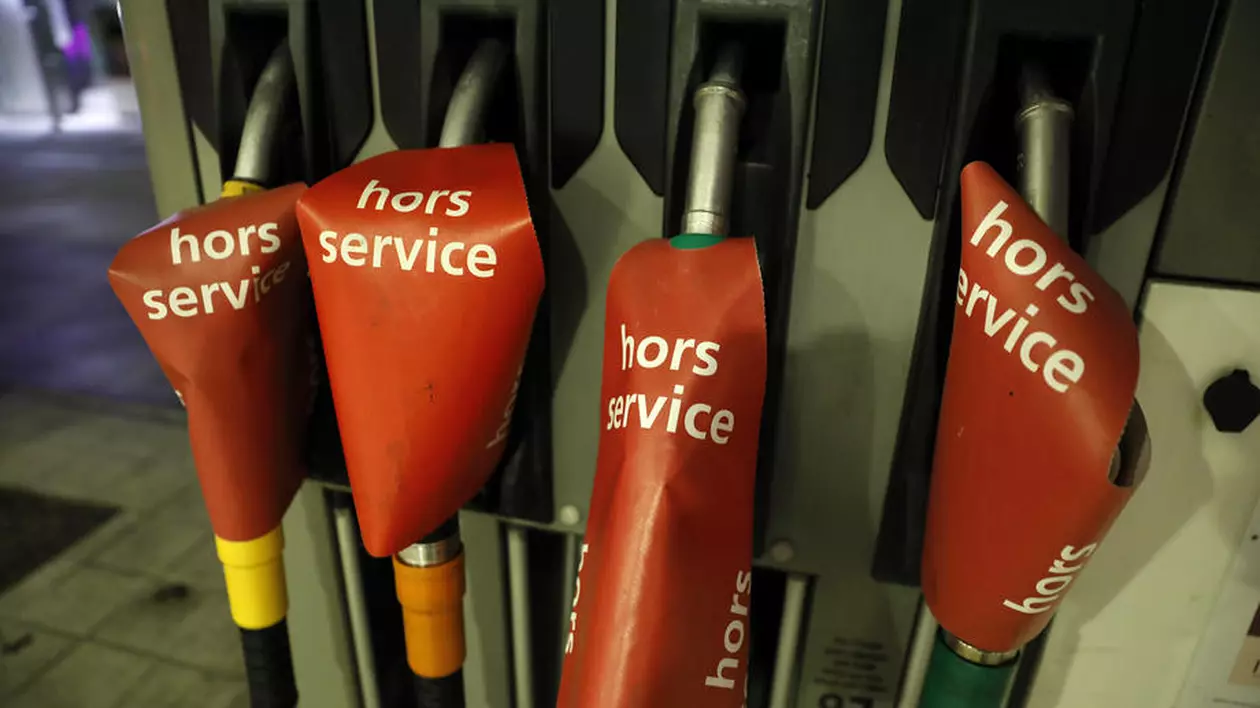 Franța dă asigurări că nu va raționaliza benzina pentru șoferi ca răspuns la problemele de aprovizionare cauzate de greve