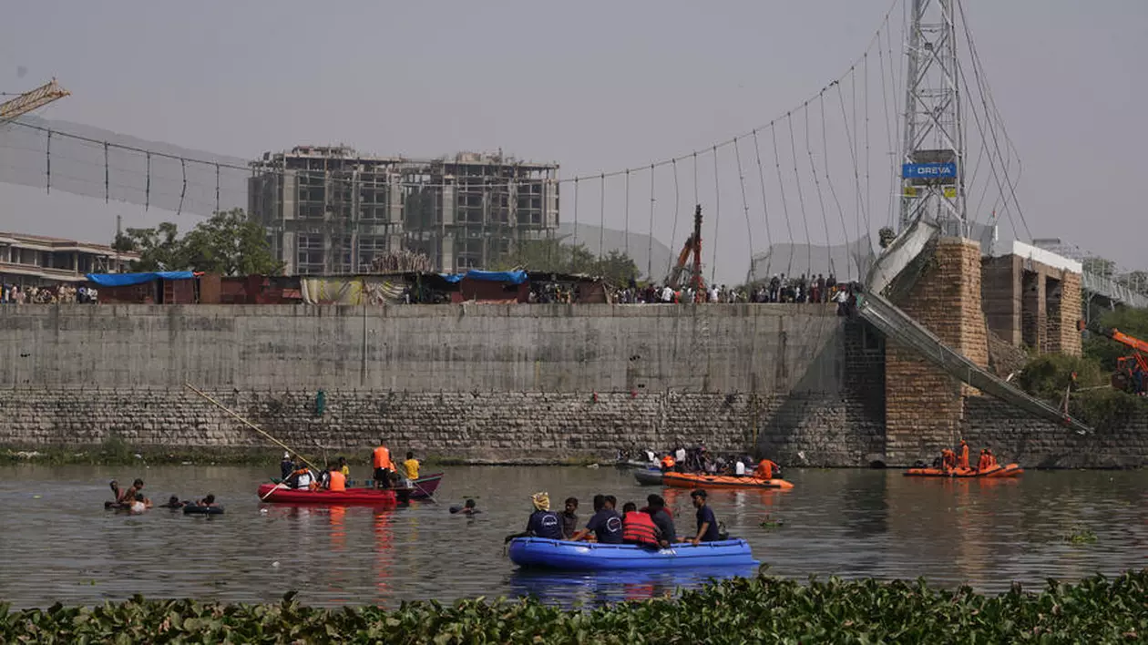 Momentul prăbușirii podului din India, pe care se aflau sute de oameni, surprins de camere. Nouă persoane, arestate în anchetă