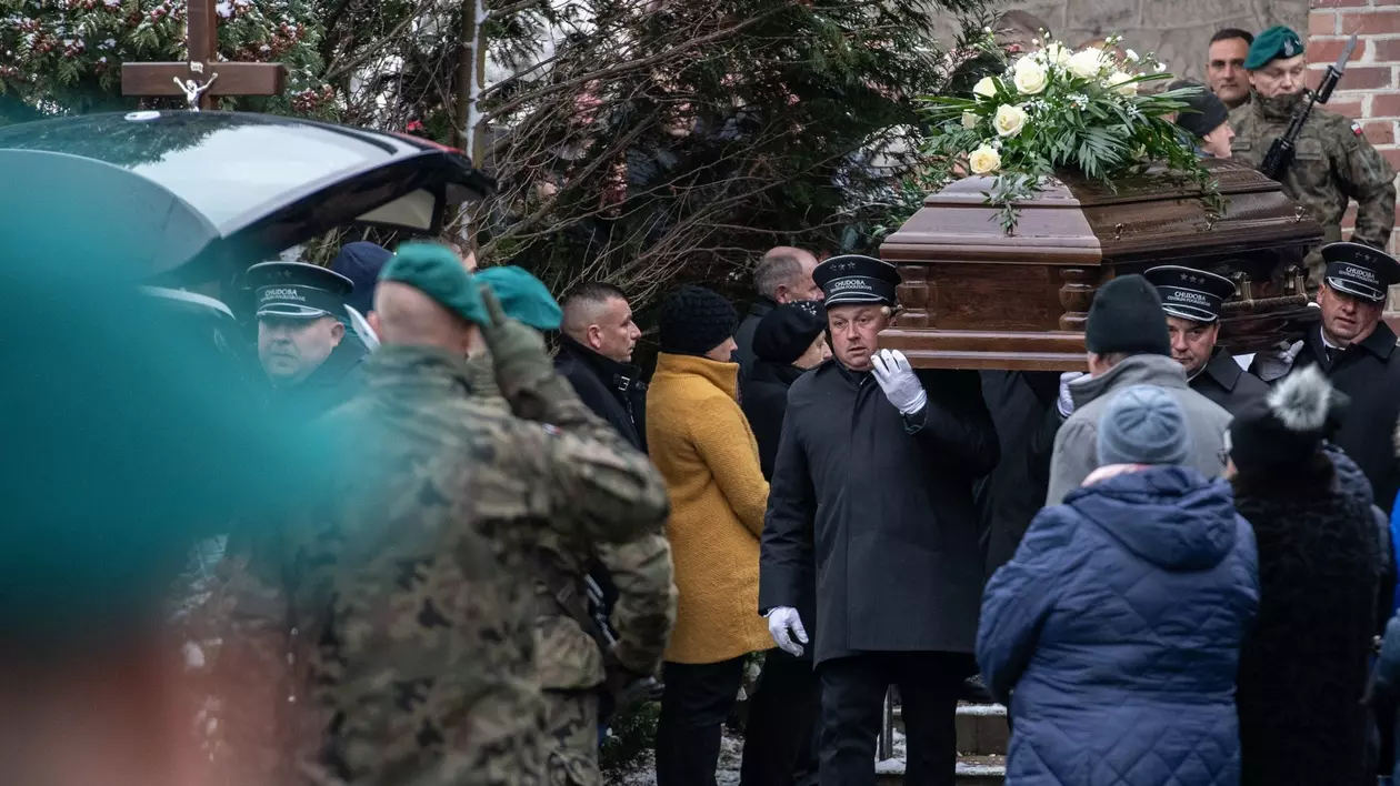 „Unde este Dumnezeu când mor oameni nevinovați?”. A fost înmormântat unul dintre polonezii uciși în explozia rachetei de la Przewodow