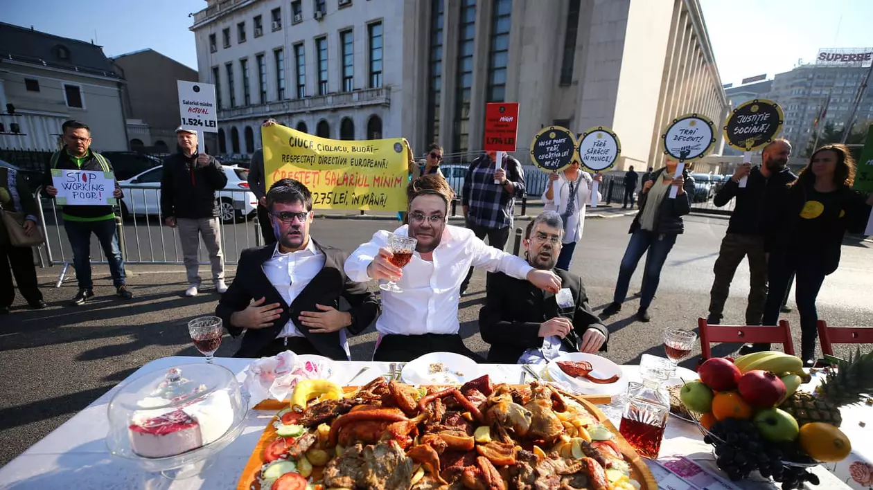 Protest în timpul ședinței de Guvern pe tema salariului minim european. „Ciucă”, „Ciolacu” și „Budăi” au luat masa în Piața Victoriei