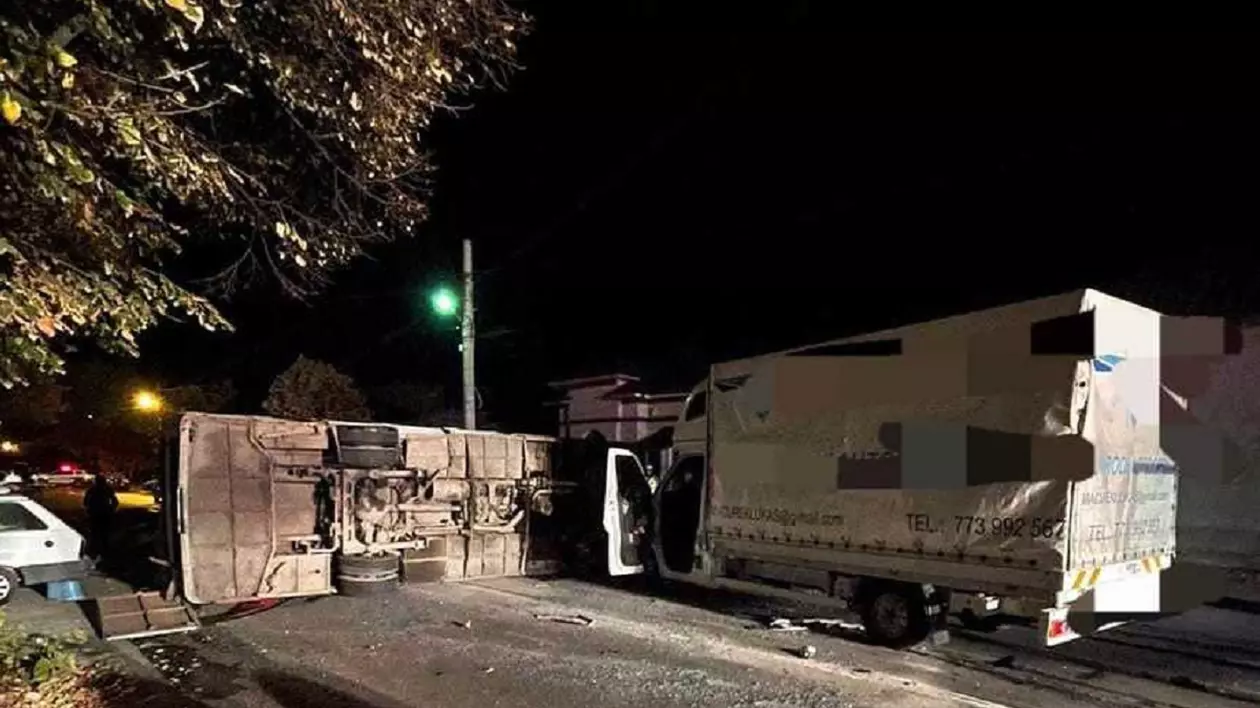 Accident cu 13 răniți într-o intersecție din Alexandria. O dubă a răsturnat un microbuz plin cu muncitori
