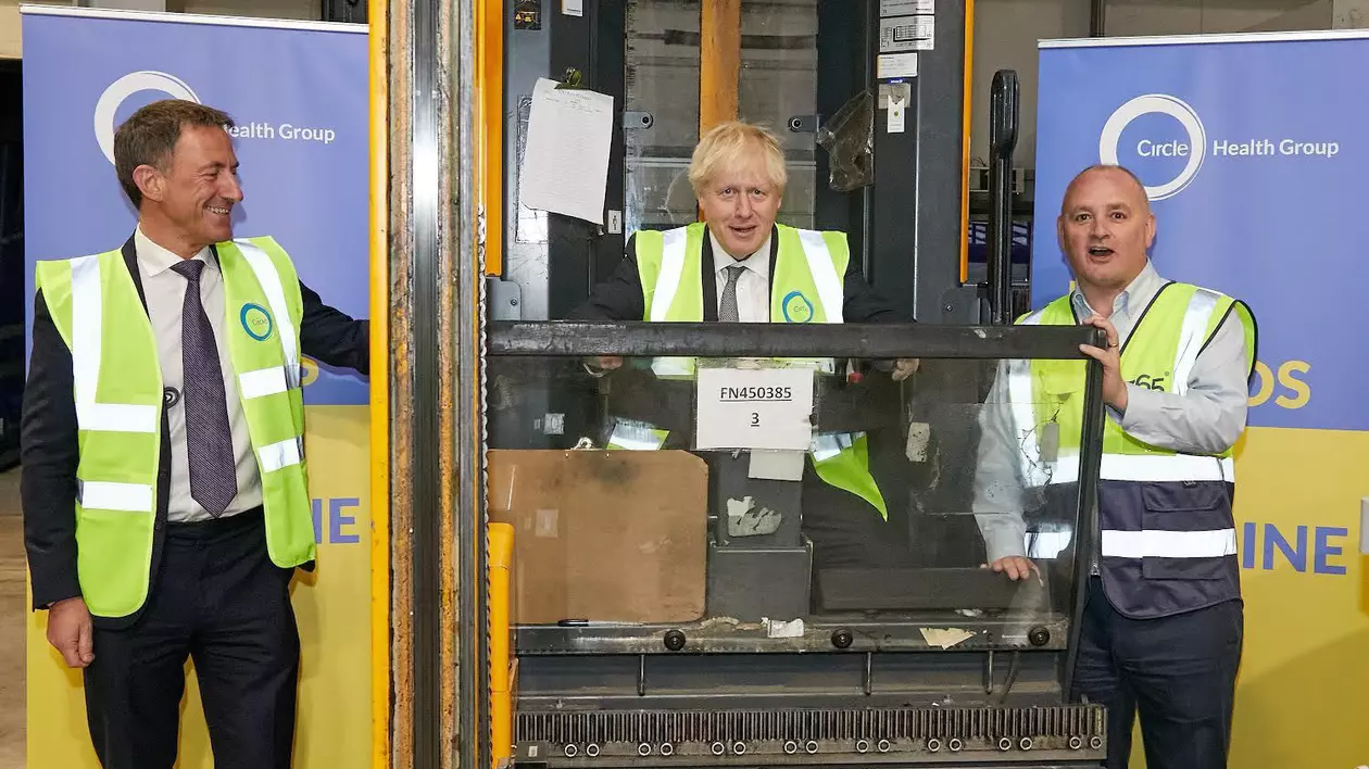 Boris Johnson, implicat într-o campanie de strângere de materiale pentru spitalele ucrainene. În ce ipostaze a fost surprins