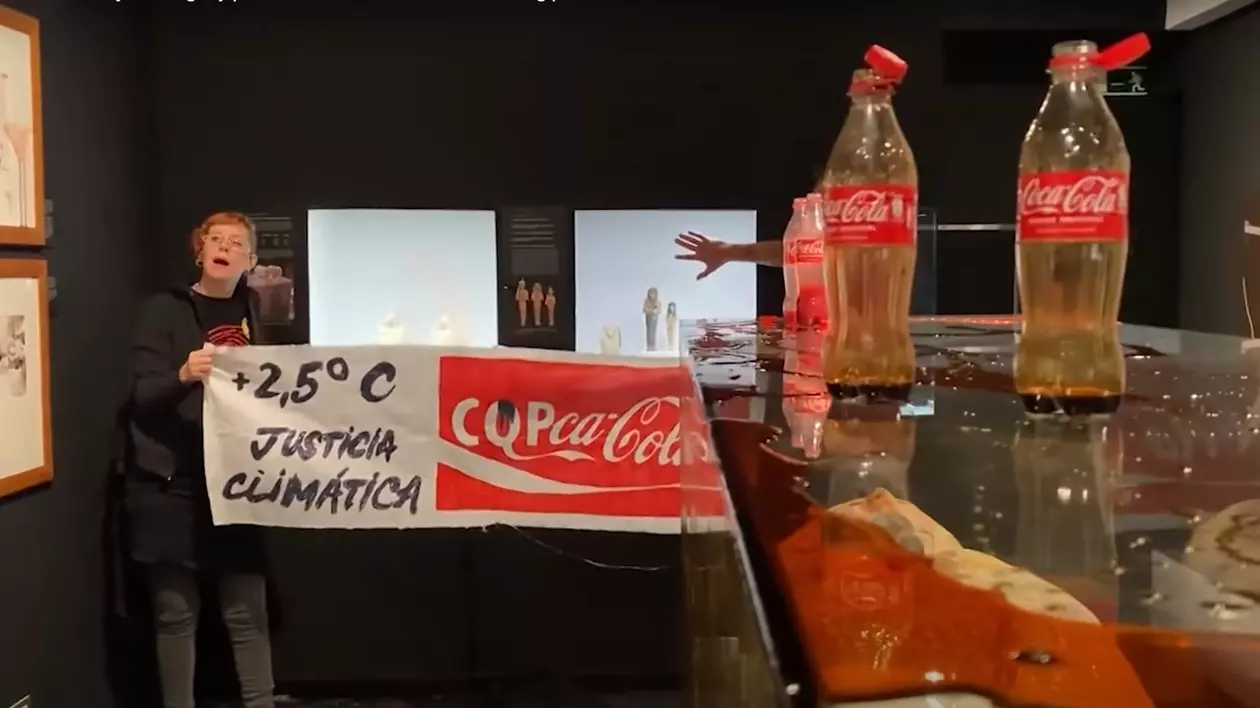 Activiștii spanioli de mediu au vandalizat o mumie egipteană într-un muzeu din Barcelona, turnând Coca-Cola peste vitrină