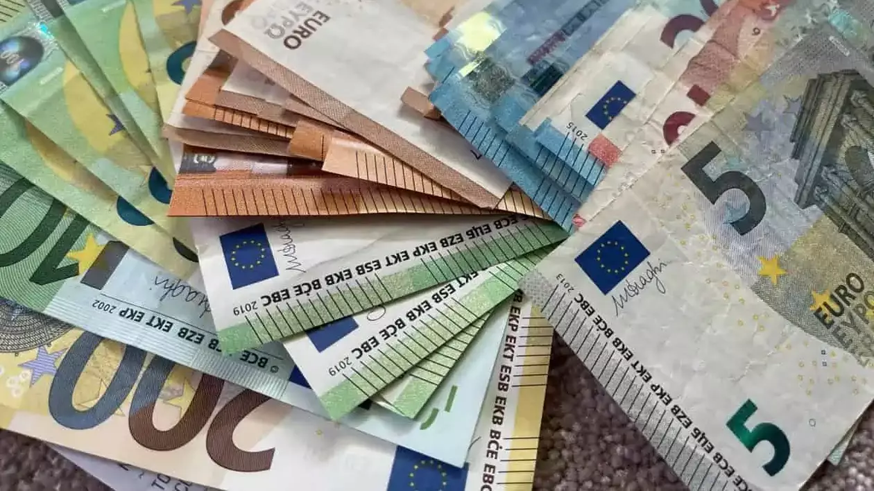 Un bărbat a furat de la concubina sa 5.700 de euro și a pus în loc bancnote false. Cum a fost prins