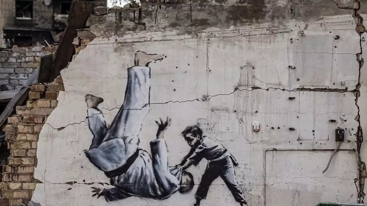 Banksy a pictat zidurile unui oraș distrus din Ucraina