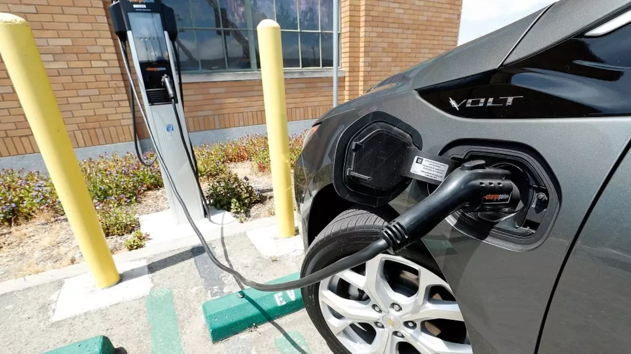 Studiu: mașinile electrice cresc emisiile de carbon. Care este cauza